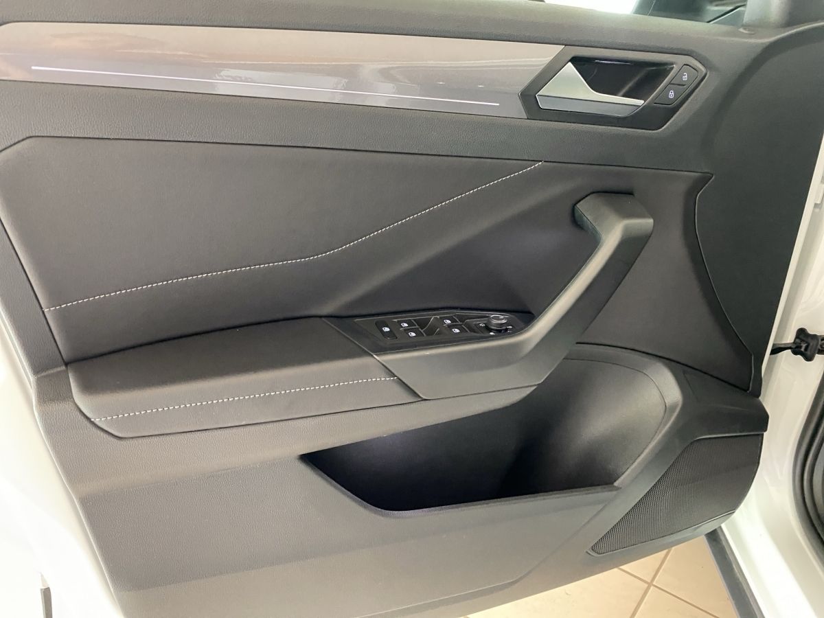 Volkswagen T-ROC 1.5 TSI - Samsaru's Car Outlet