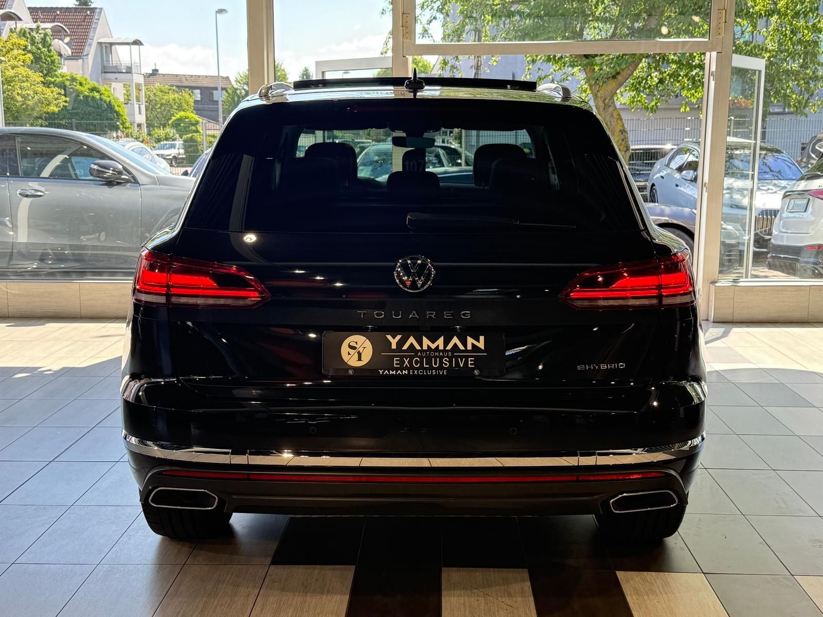 Volkswagen Touareg Elegance 4Motion eHybrid - Samsaru's Car Outlet
