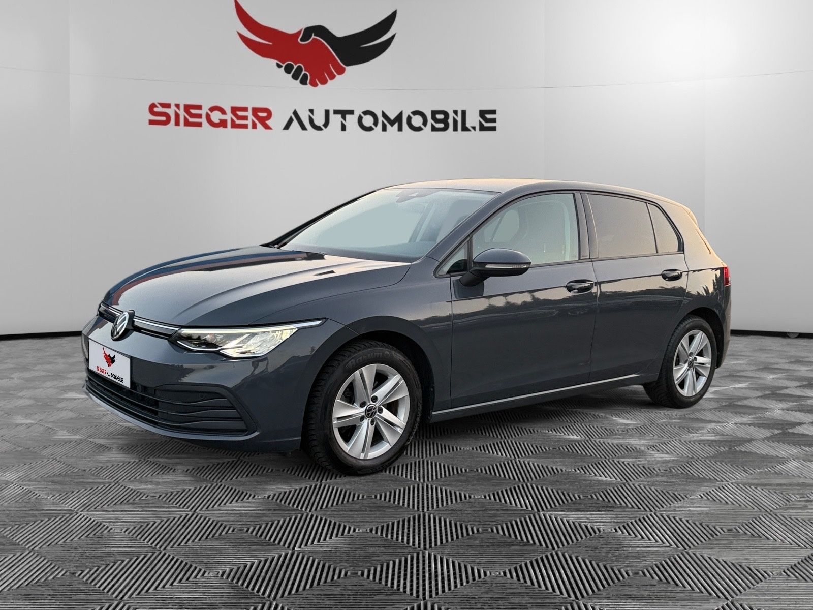 Volkswagen Golf VIII 2.0 TDI DSG LIM. LIFE - Samsaru's Car Outlet