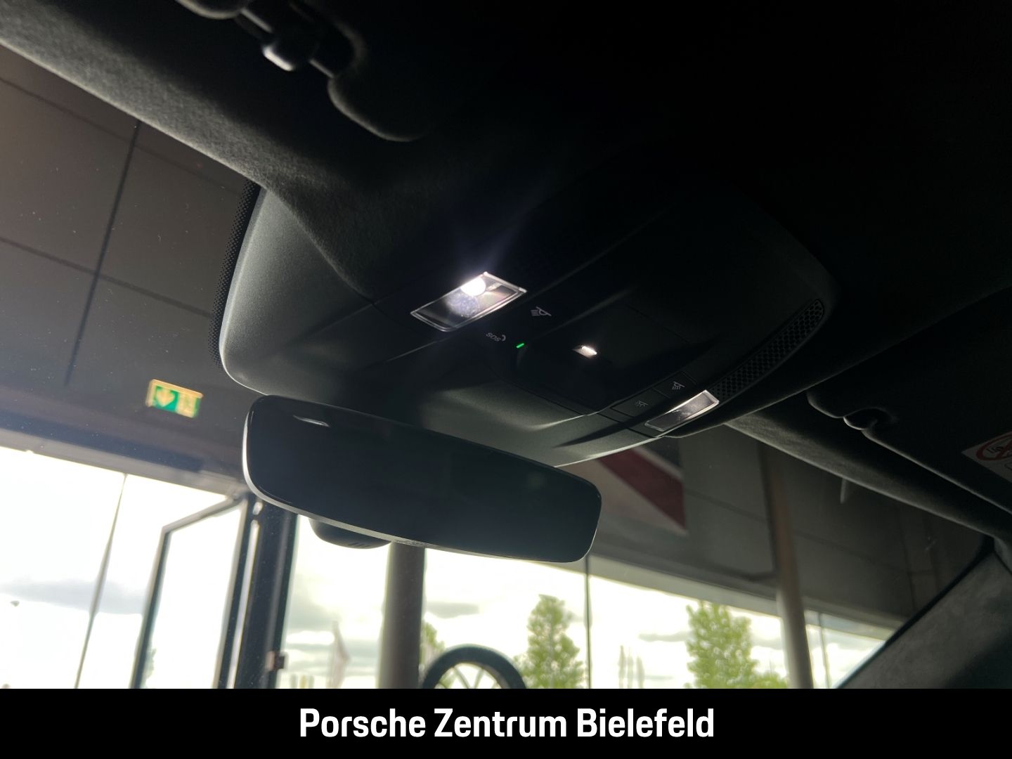 Porsche Taycan GTS Pastellorange Soft-Close SurroundView