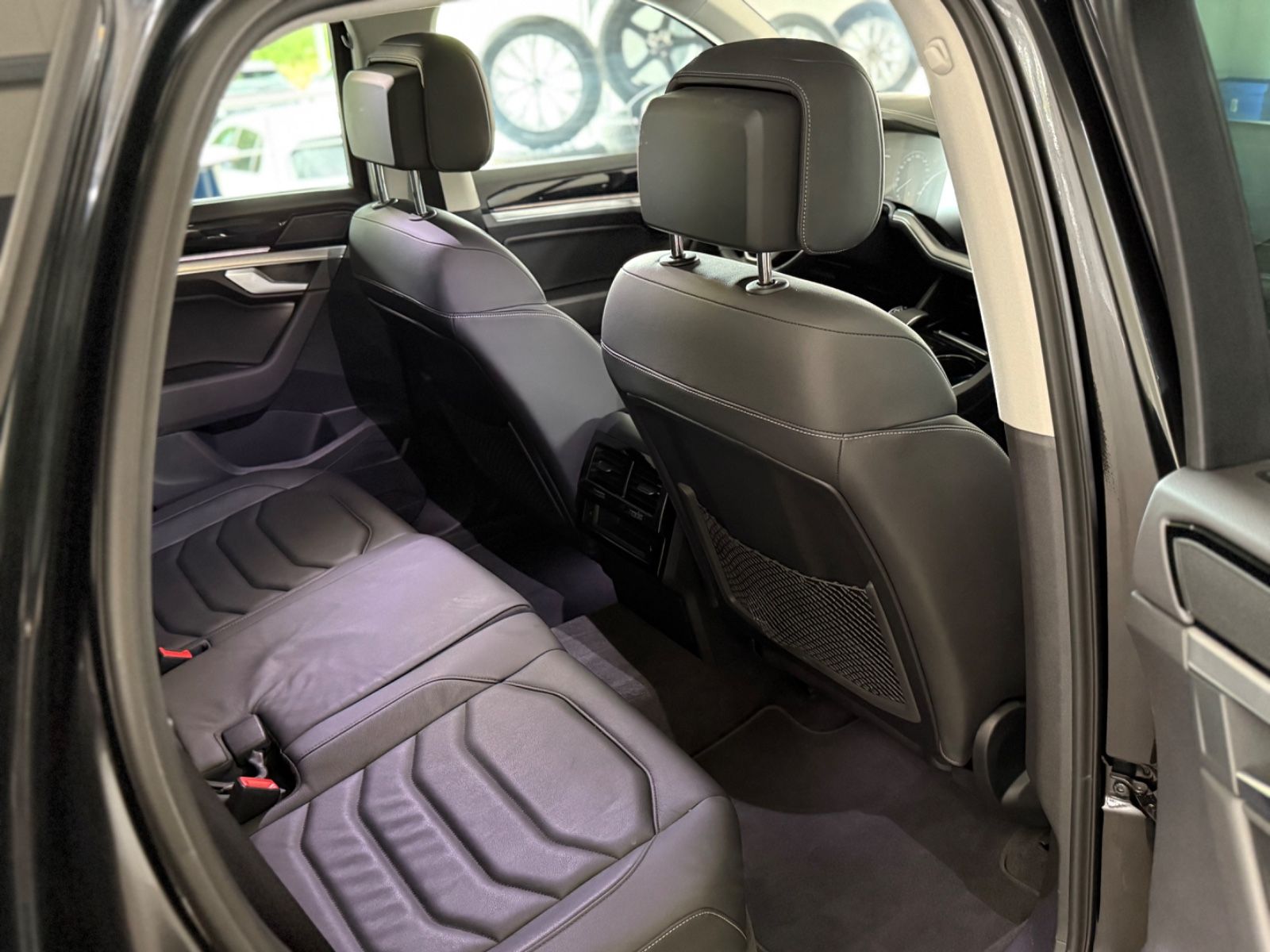 Volkswagen Touareg R-Line 4Motion - Samsaru's Car Outlet