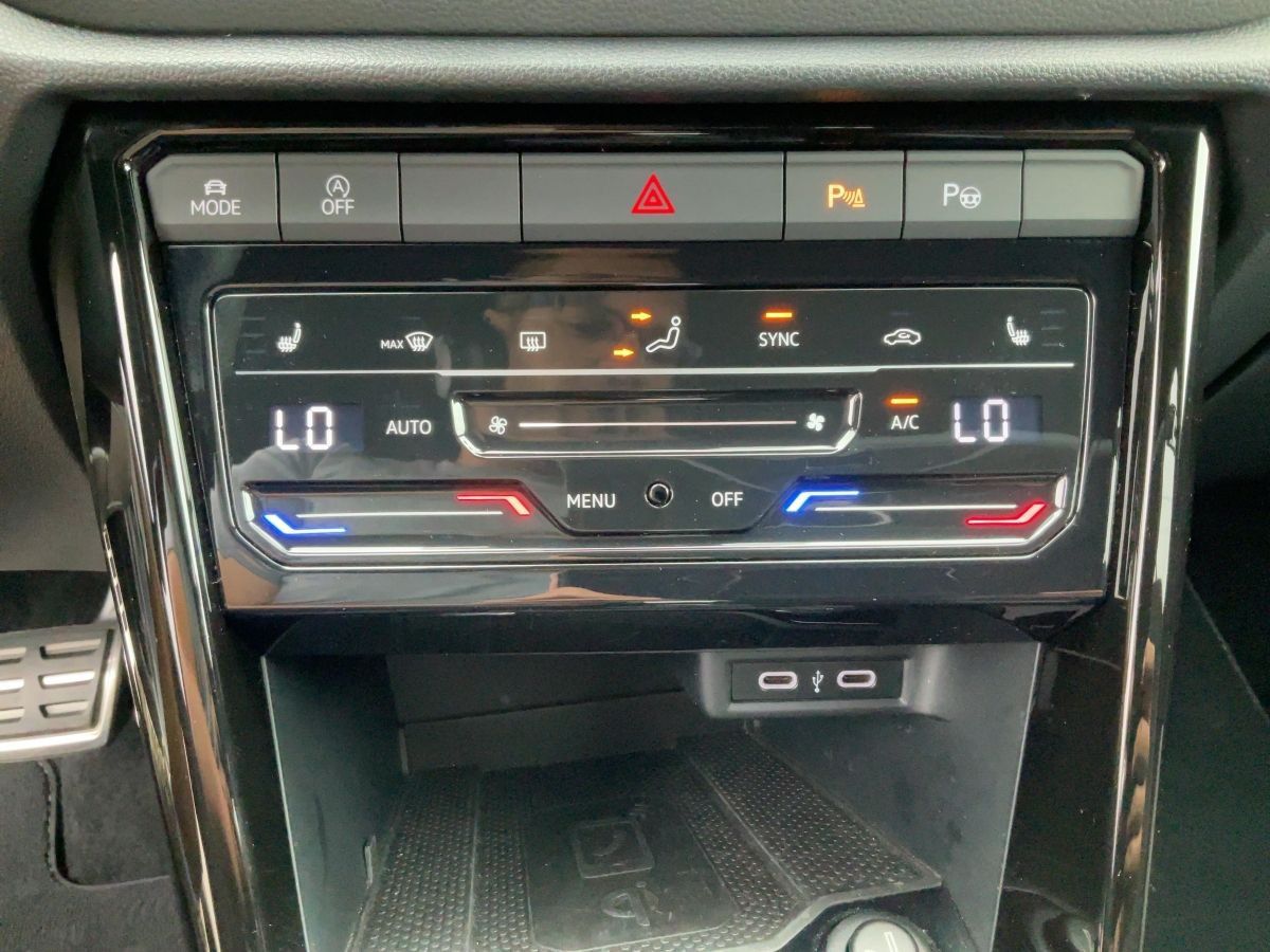 Volkswagen T-Roc 1.5 TSI DSG R-LINE - Samsaru's Car Outlet