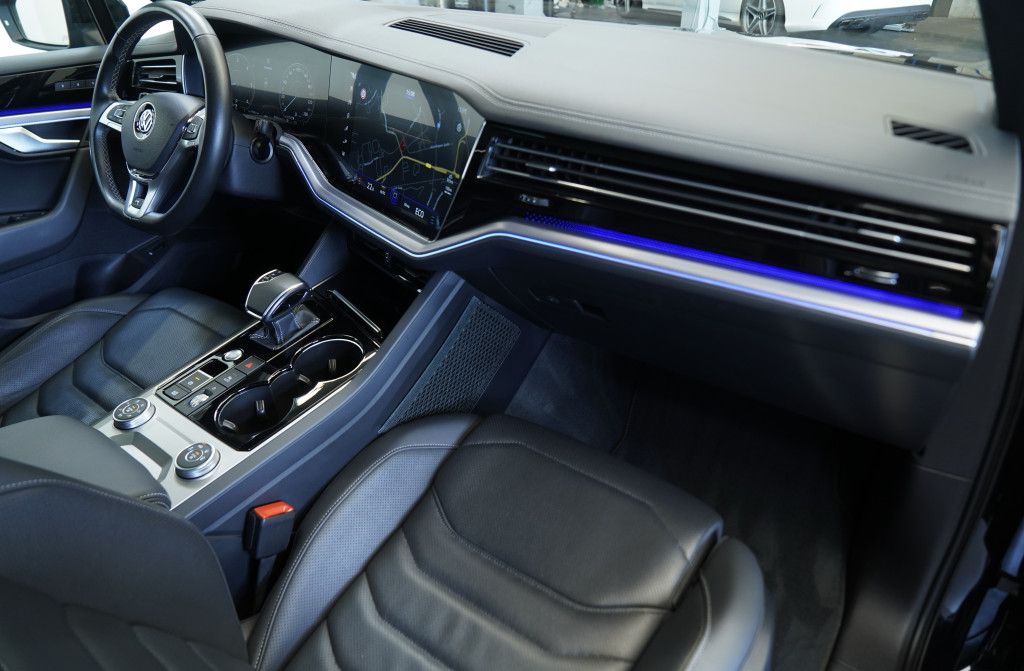 Volkswagen Touareg 4.0 TDI DSG 4M R line - Samsaru's Car Outlet