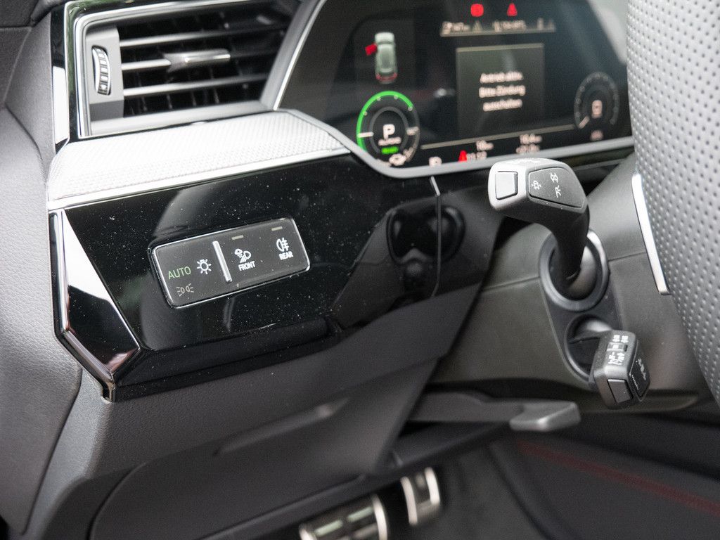Audi Q8 S line 50 e-tron quattro - Samsaru's Car Outlet