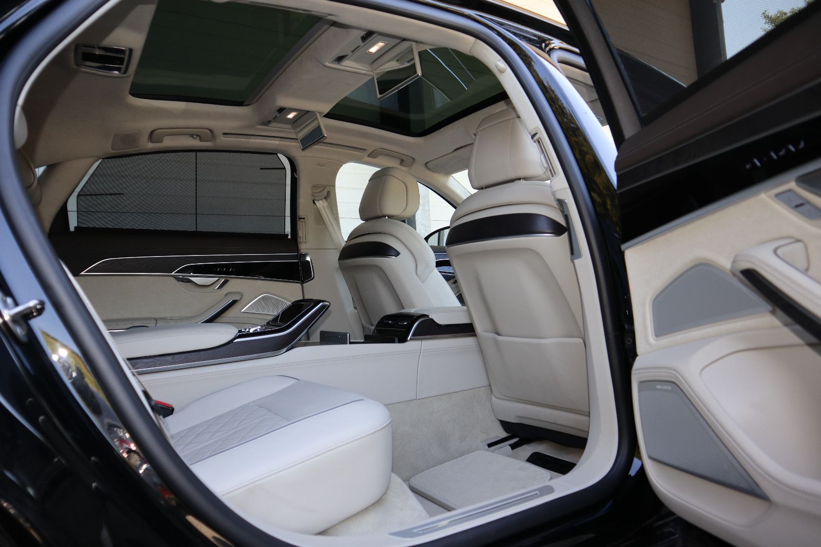 Audi A8L 60 TFSIe lang - Samsaru's Car Outlet