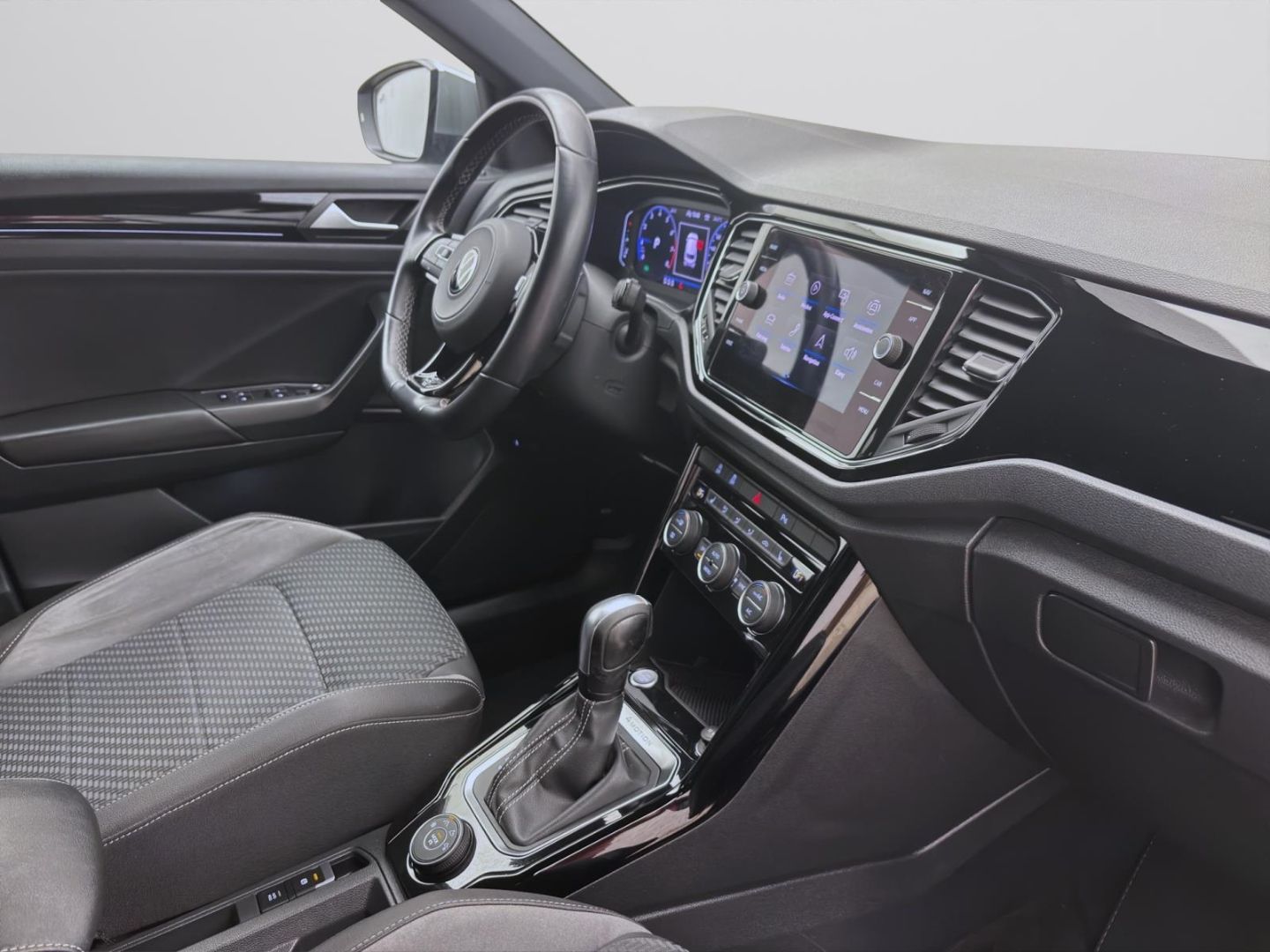 Volkswagen T-Roc 2.0 TSI DSG 4M - Samsaru's Car Outlet
