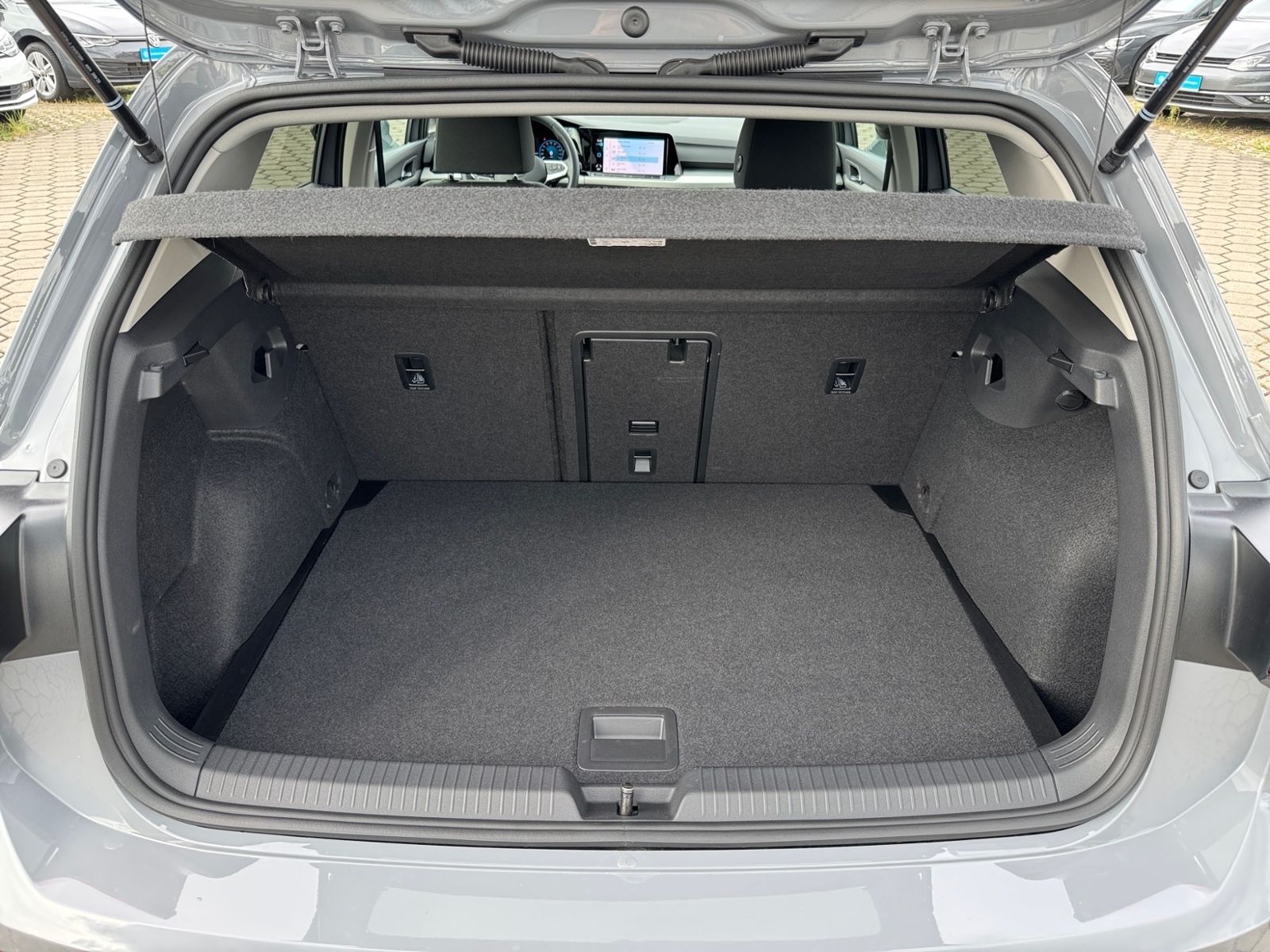 Volkswagen Golf VIII 2.0 TDI Move - Samsaru's Car Outlet