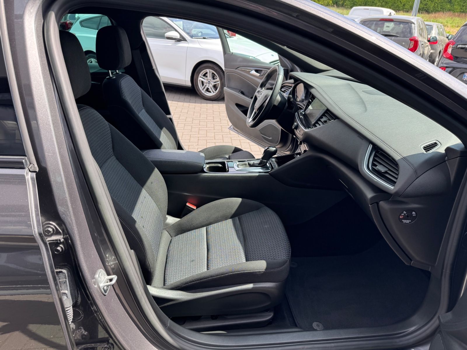 Opel Insignia B Sports Tourer Business - Samsaru's Car Outlet
