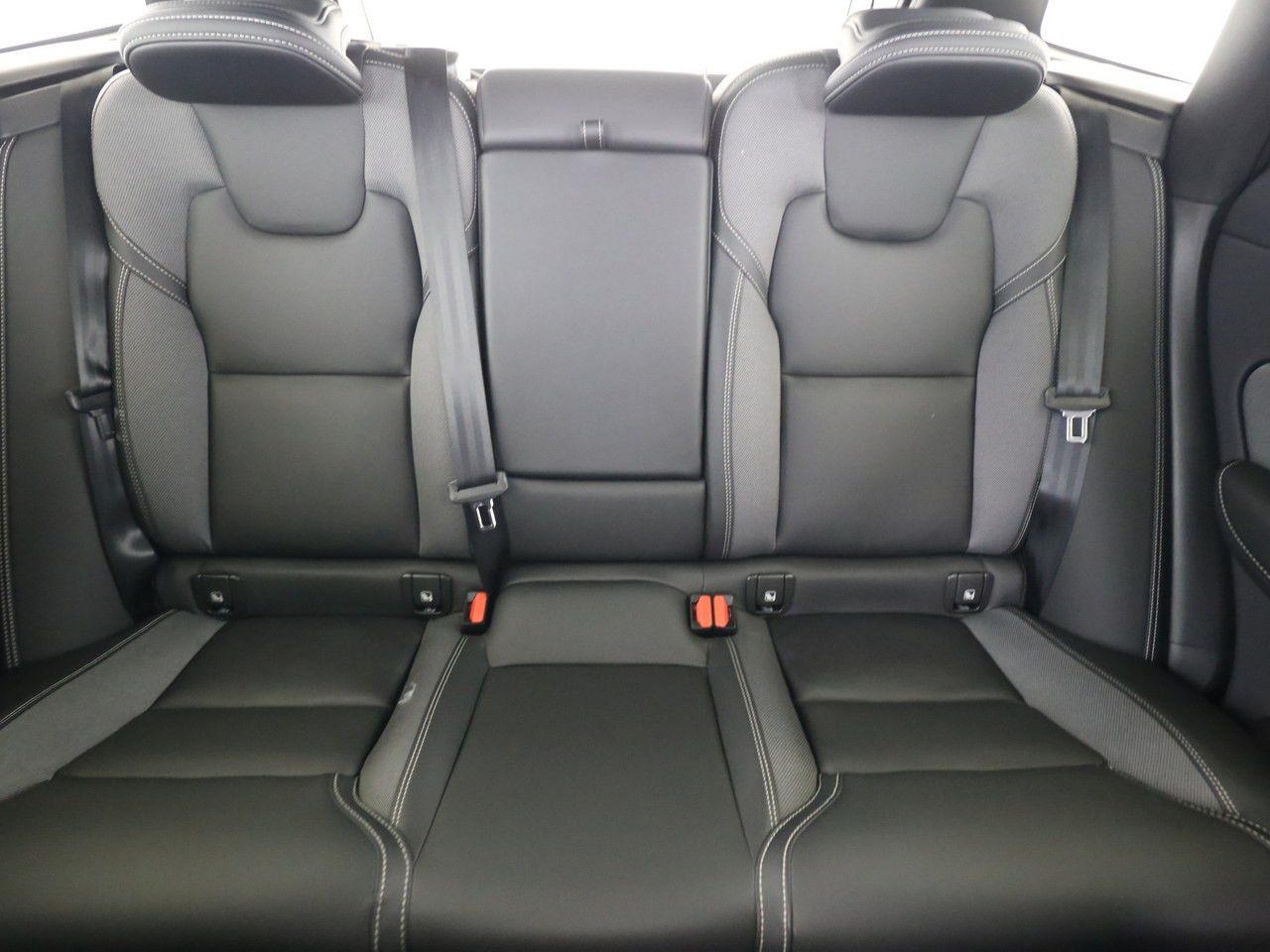 Volvo XC60 B4 Plus Dark 2WD - Samsaru's Car Outlet