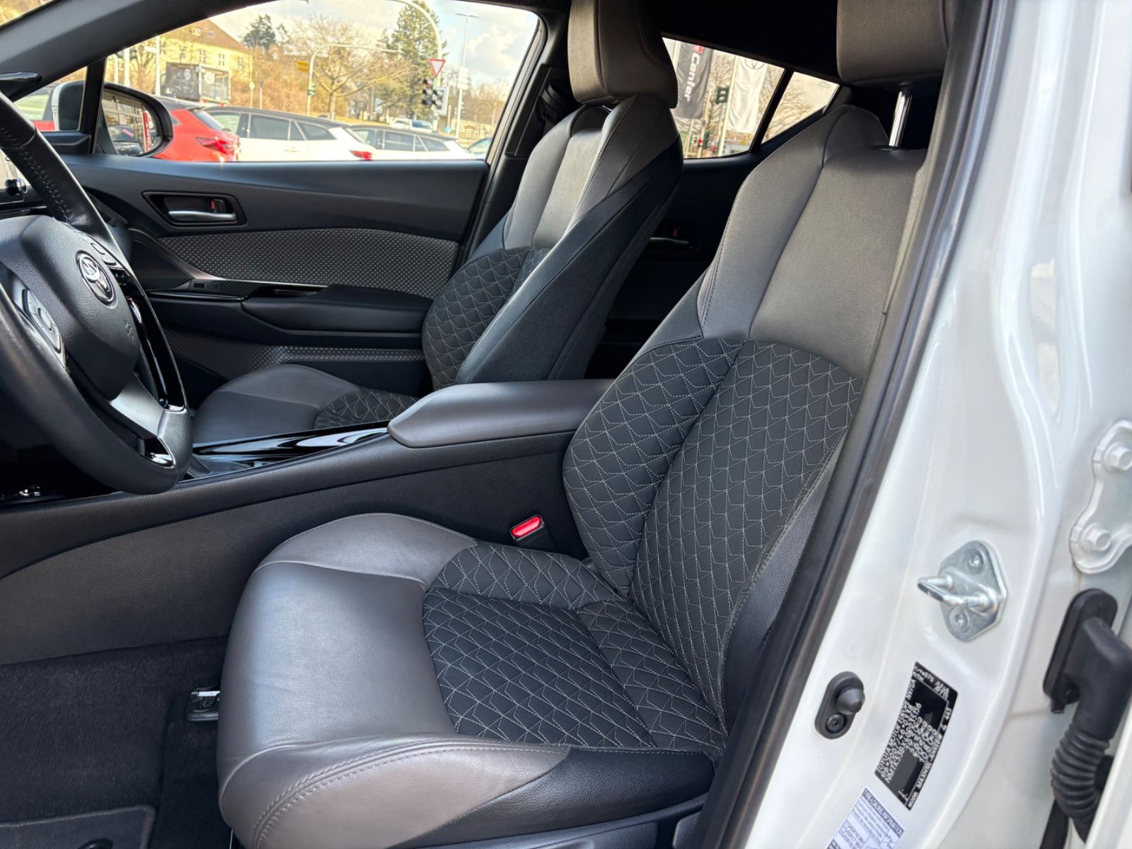 Toyota C-HR Hybrid Lounge - Samsaru's Car Outlet