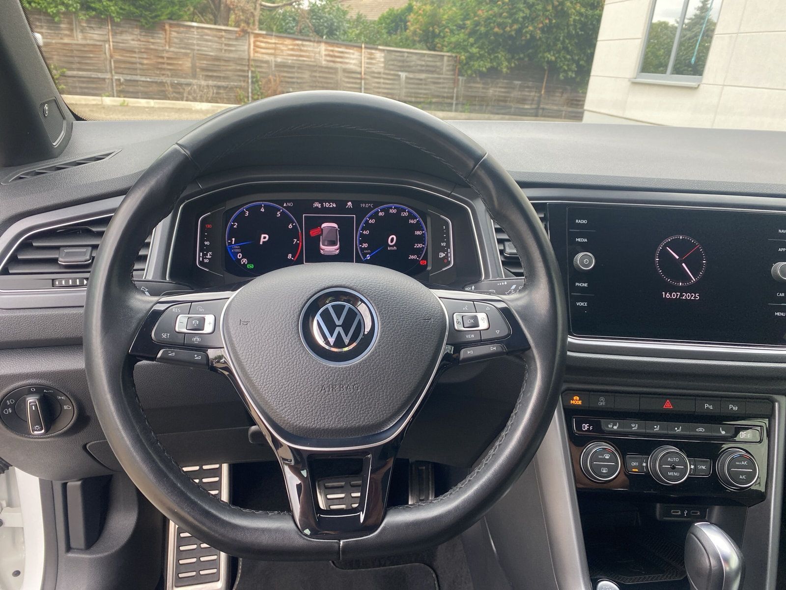 Volkswagen T-Roc 1.5 TSI DSG R-Line - Samsaru's Car Outlet