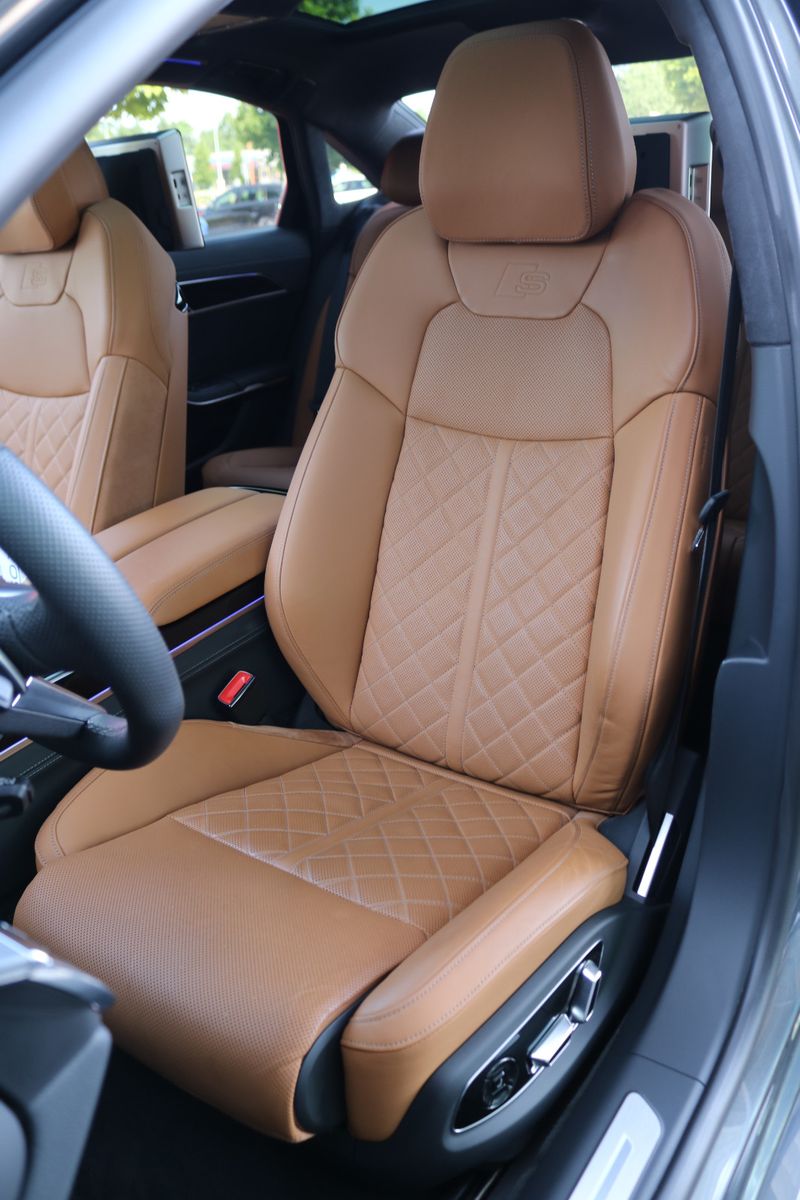 Audi A8 L 60 TFSI e Lang S line - Samsaru's Car Outlet