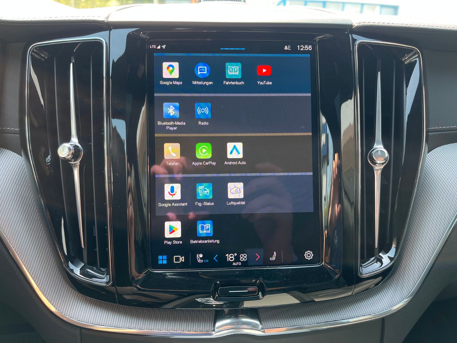 Volvo XC60 T6 Plug-in Hybrid ULTRA BLACK EDITION - Samsaru's Car Outlet