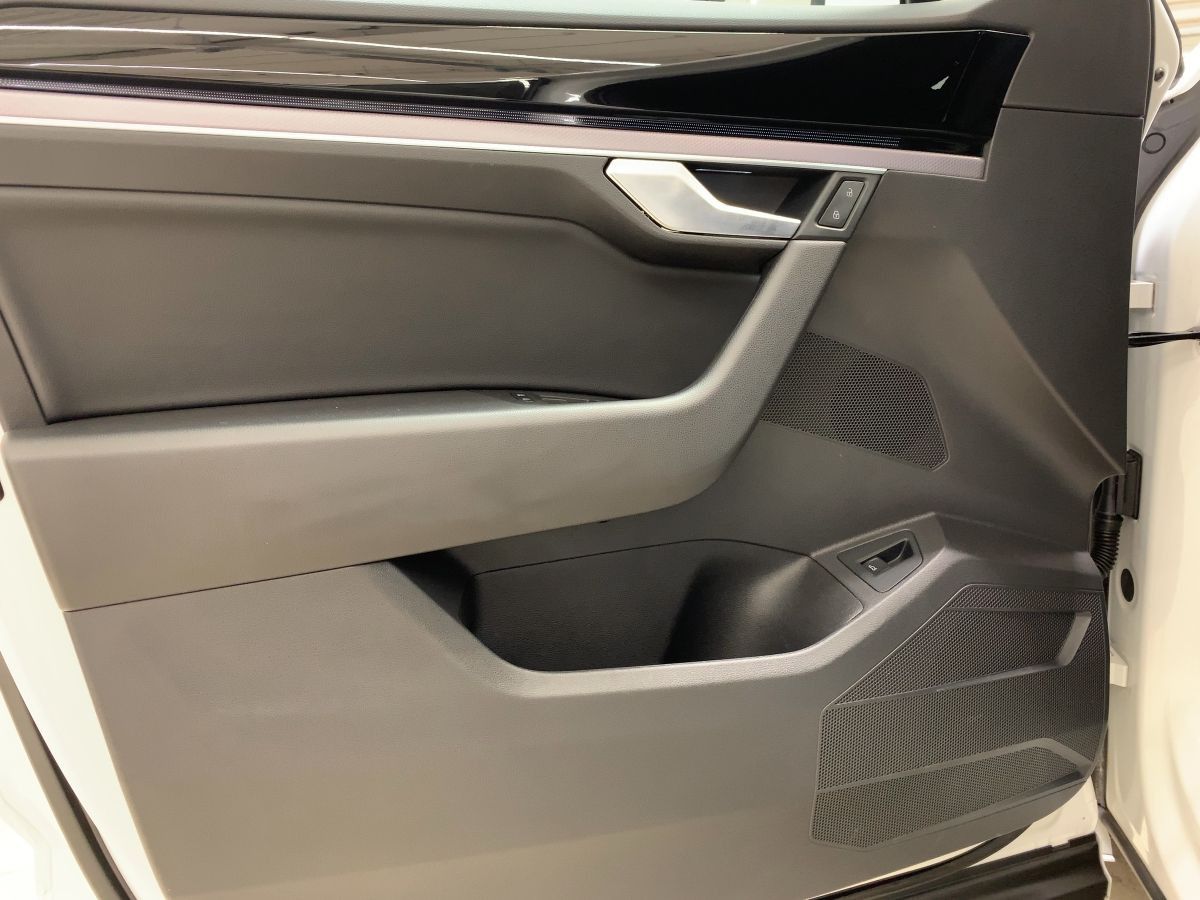 Volkswagen Touareg 3.0TDI 4M R-LINE - Samsaru's Car Outlet