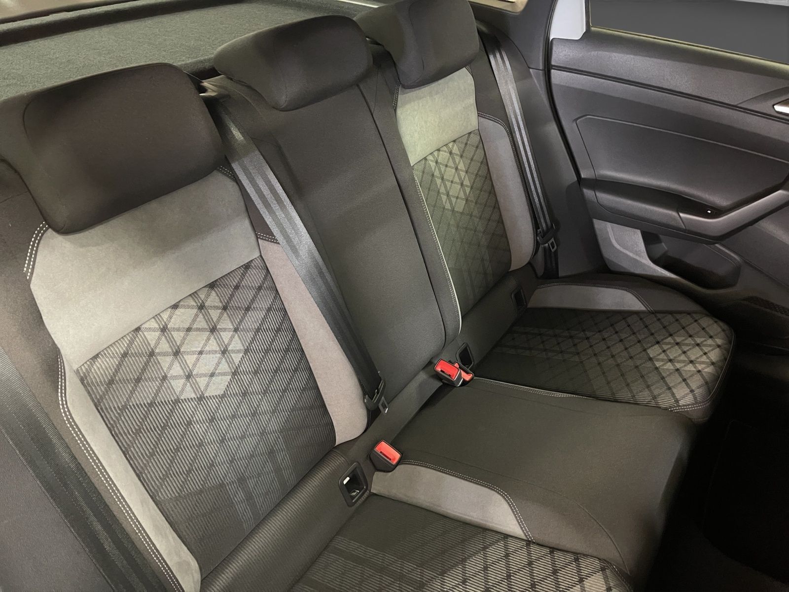 Volkswagen Taigo 1.5 TSI R-line Black - Samsaru's Car Outlet
