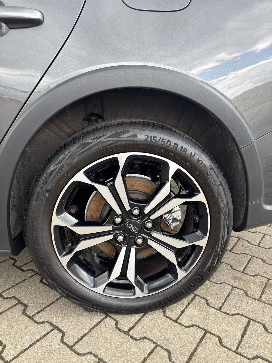 Ford Focus Turnier Active X*Led*HuD*Ahk*Kamera*ACC*