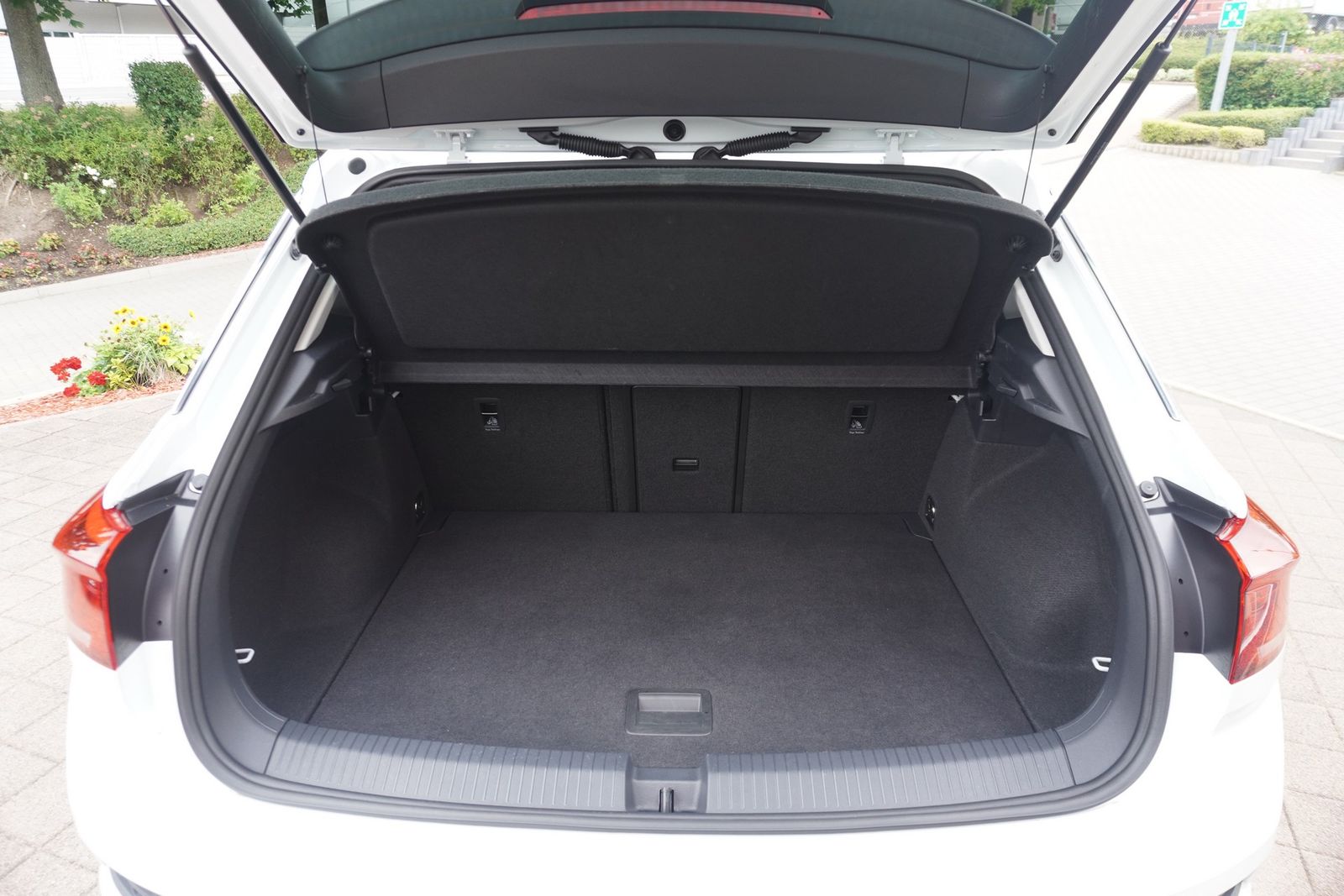 Volkswagen T-Roc 1.5 TSI Active - Samsaru's Car Outlet