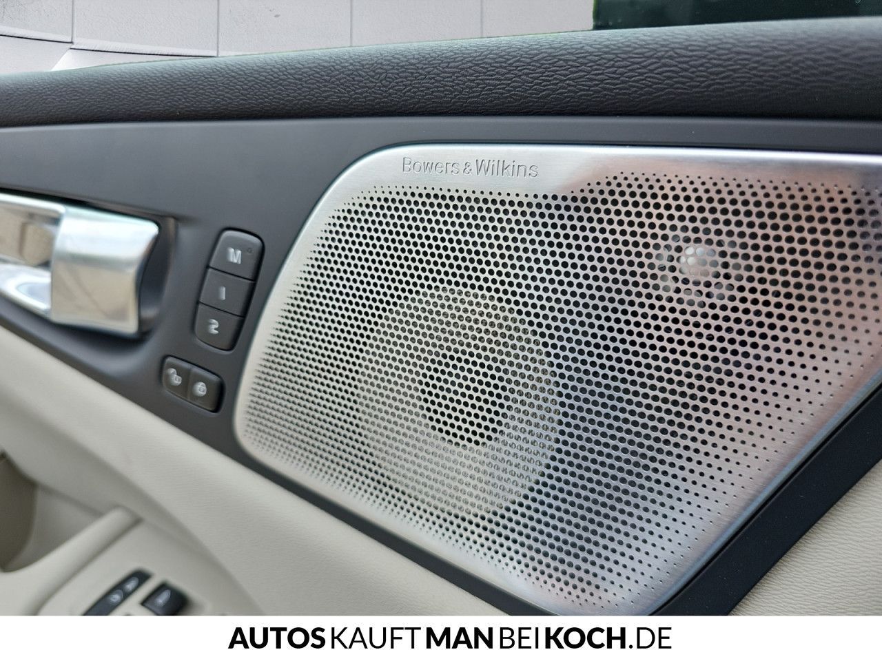 Volvo XC60 T6 AWD Plug-in Hybrid Ultra - Samsaru's Car Outlet