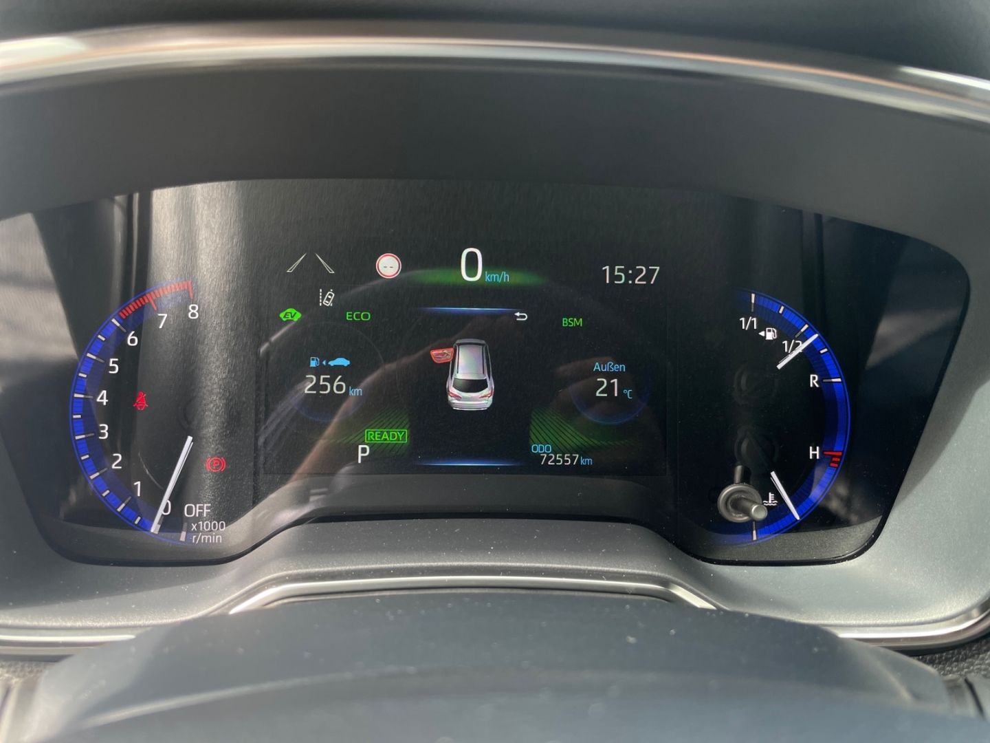 Toyota Corolla 2.0 Hybrid TS Lounge - Samsaru's Car Outlet