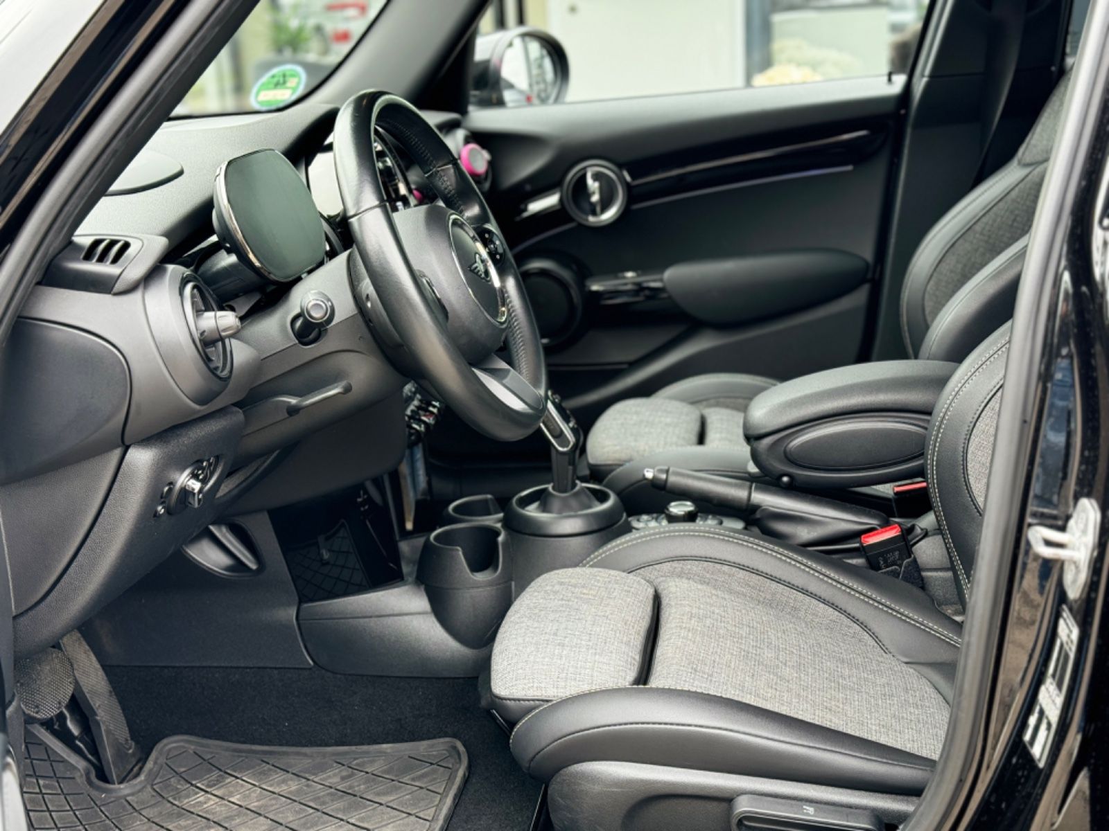 MINI Cooper - Samsaru's Car Outlet