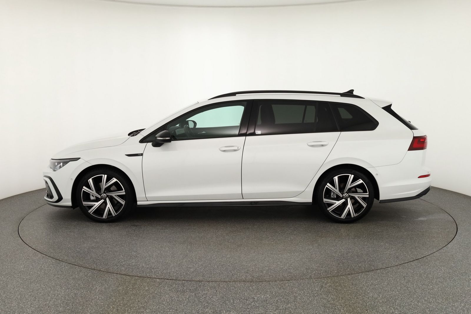Volkswagen Golf VIII Variant 2.0 TSI DSG R-Line - Samsaru's Car Outlet