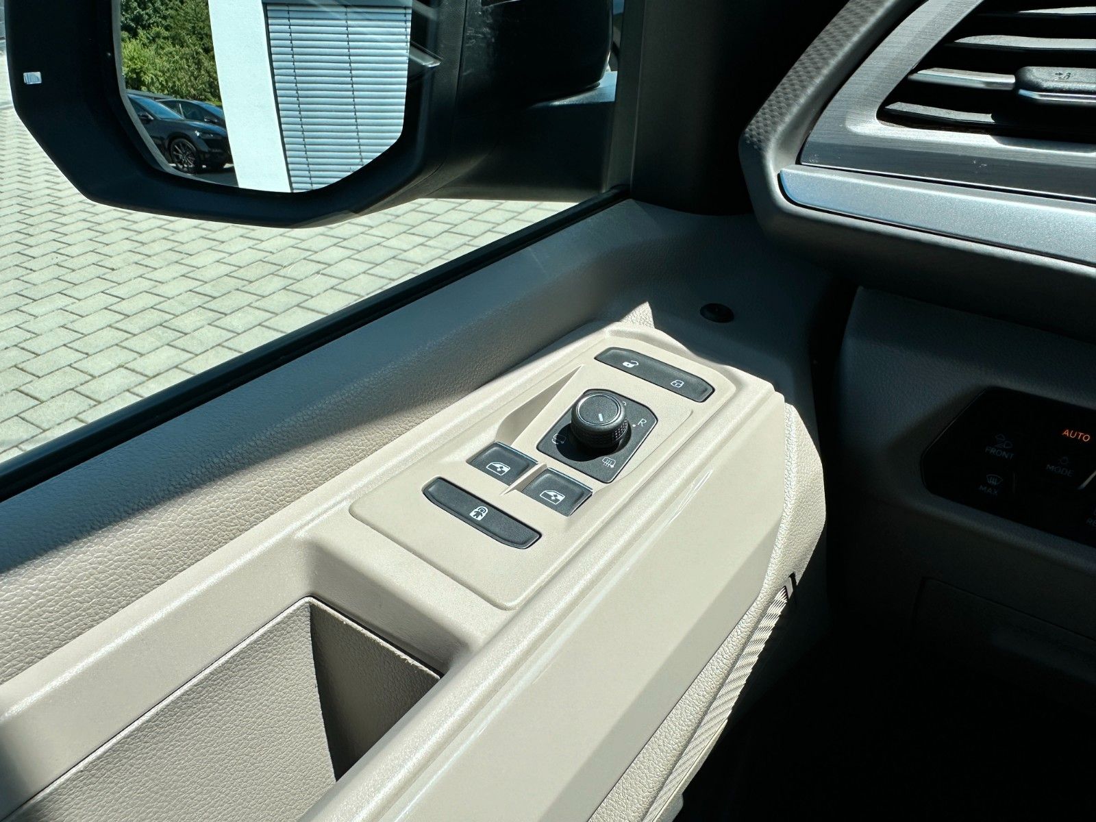 Volkswagen T7 Multivan 2.0 TDI - Samsaru's Car Outlet