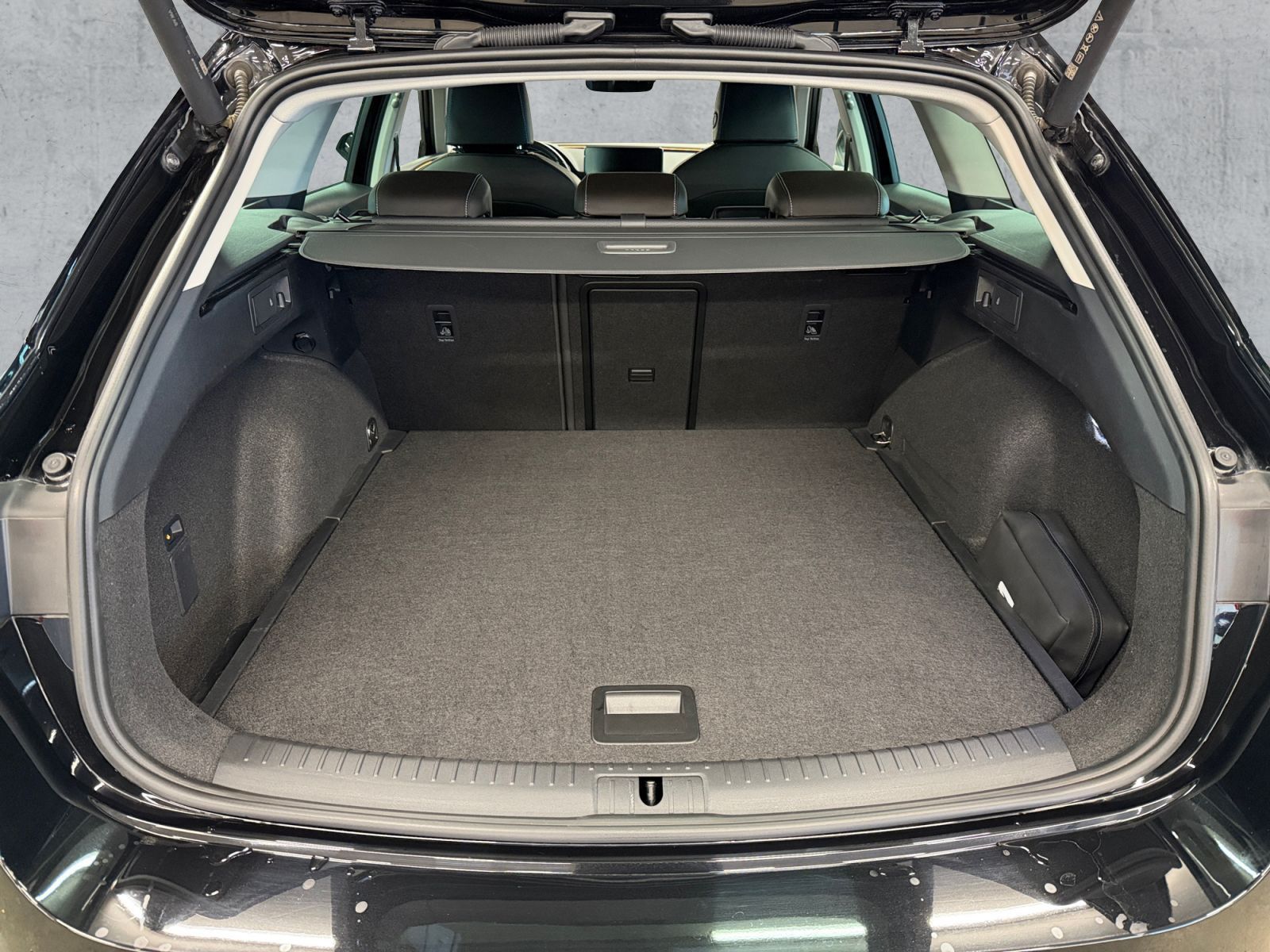 Seat Leon ST 2.0TDI DSG XCELLENCE LED+NAV+APP+SHZ+AHK