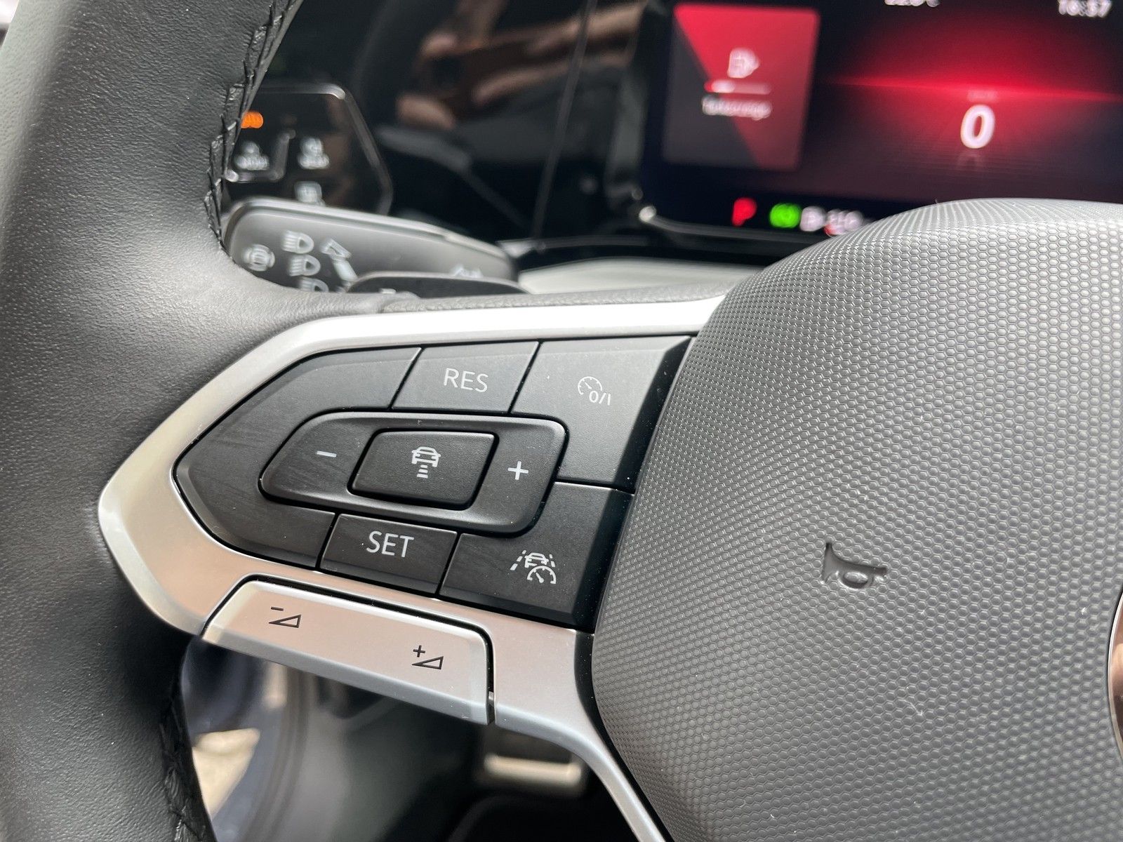 Volkswagen Golf VIII Move eTSI - Samsaru's Car Outlet