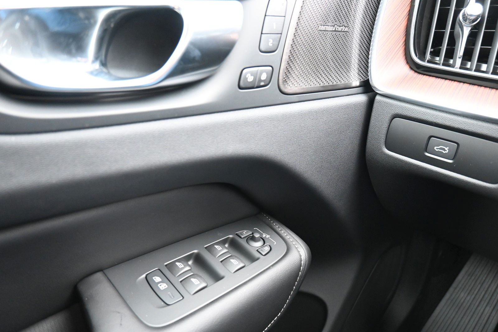 Volvo XC60 B4 D Autom. Plus Dark*STDHZG*360°*H&K*ACC