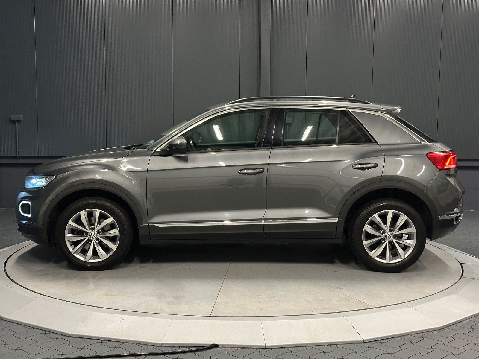 Volkswagen T-Roc 2.0 TDI DSG Style - Samsaru's Car Outlet