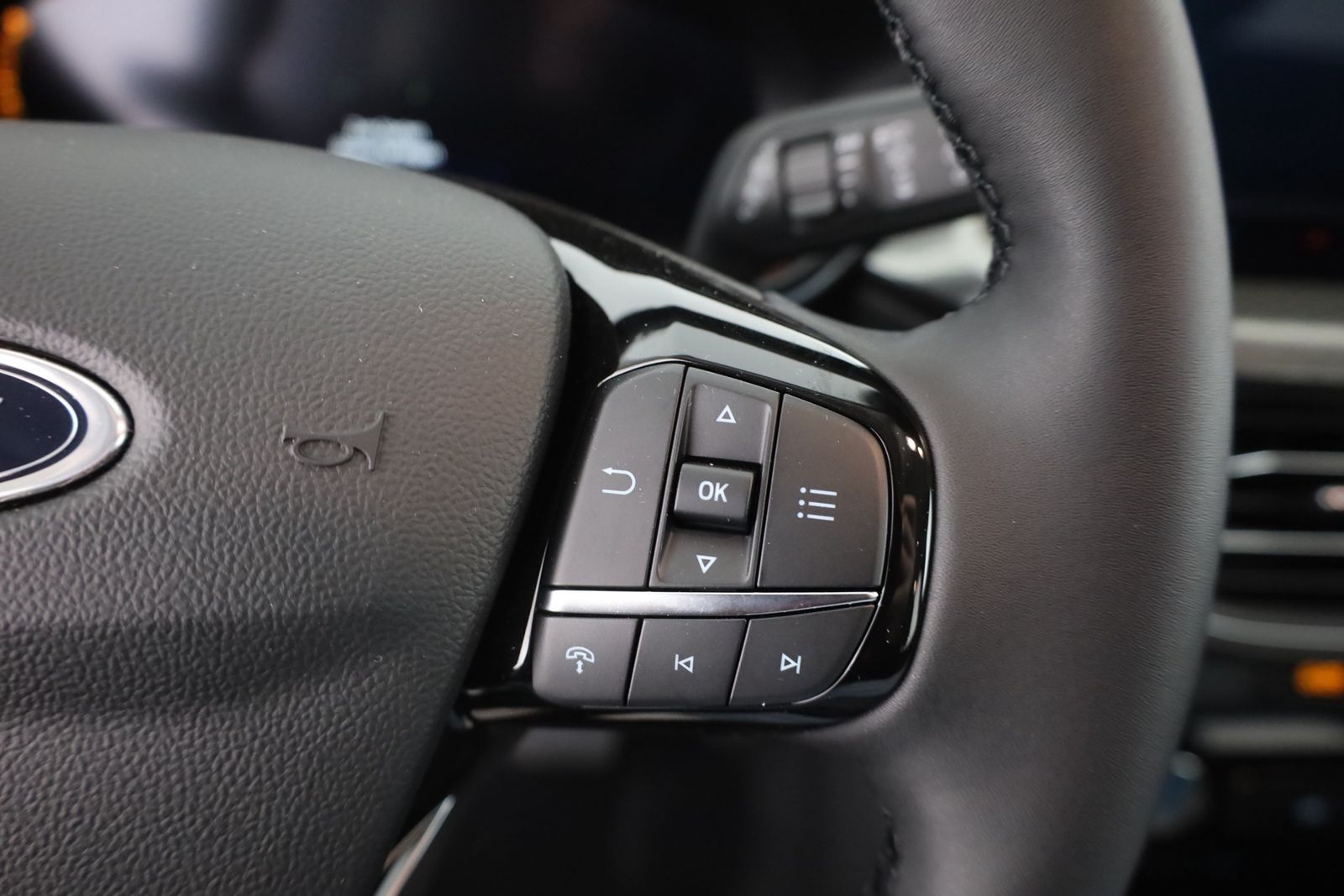 Ford Kuga 1.5 EB Titanium Aut. - Samsaru's Car Outlet