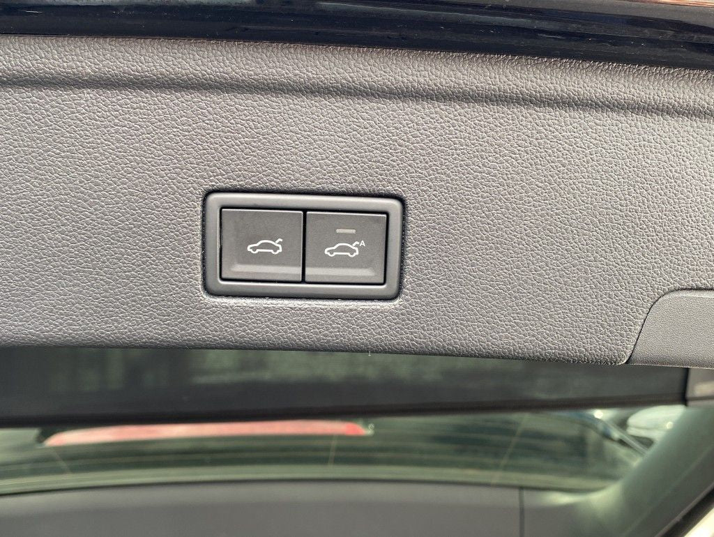 Volkswagen Touareg 3.0 TSI 4Motion R-Line - Samsaru's Car Outlet