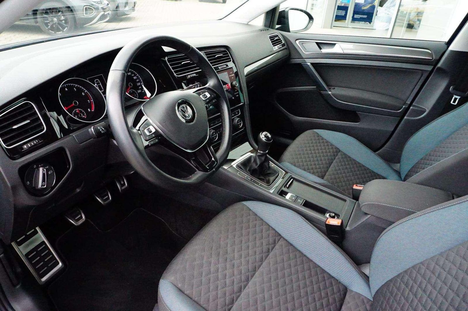 Volkswagen Golf IQ.DRIVE 1.5 l TSI - Samsaru's Car Outlet