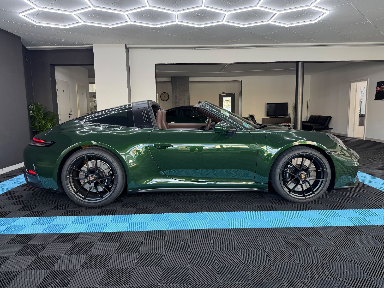Porsche 992.2 Targa 4 GTS°BURMESTER°CARBON°GREEN/BROWN°