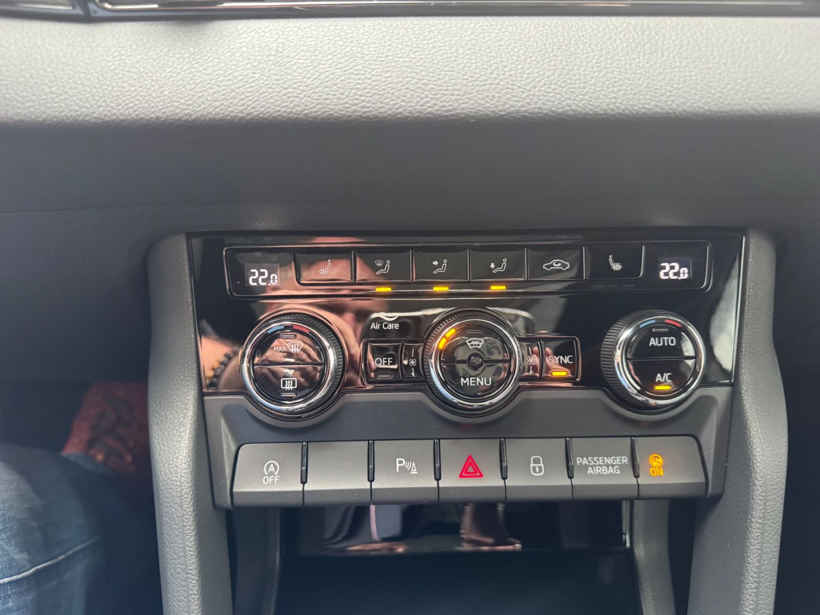 Skoda Karoq Sportline 1,5TSI DSG, Pano,AHK,19,360°,5Ja