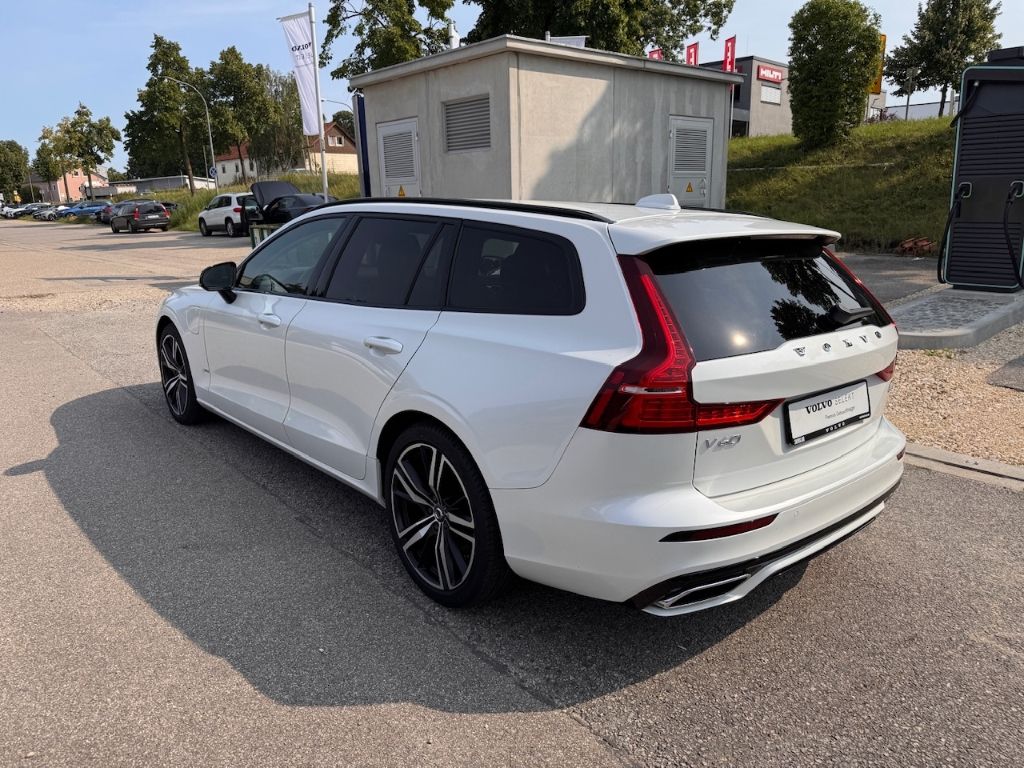 Volvo V60 R-Design Expression Recharge Plug-In Hybrid