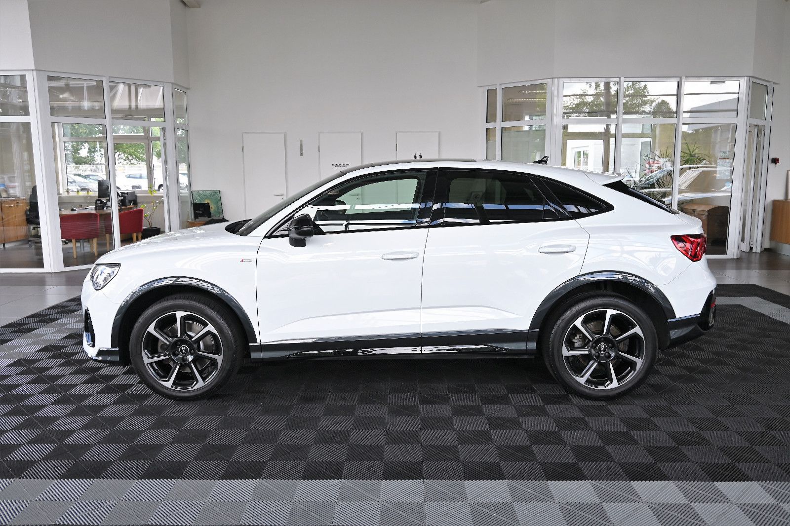 Audi Q3 SB 40 TFSI qu S-Line - Samsaru's Car Outlet