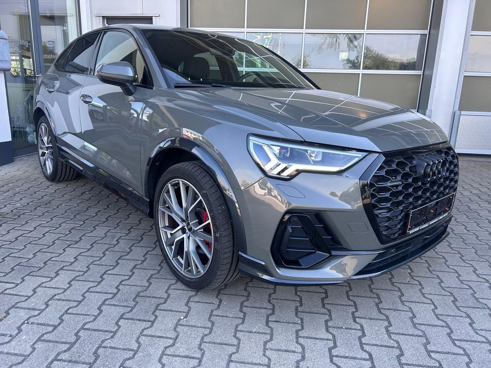 Audi Q3 40 TDI quattro S line 2.0TDI Sportb. AHK DCC