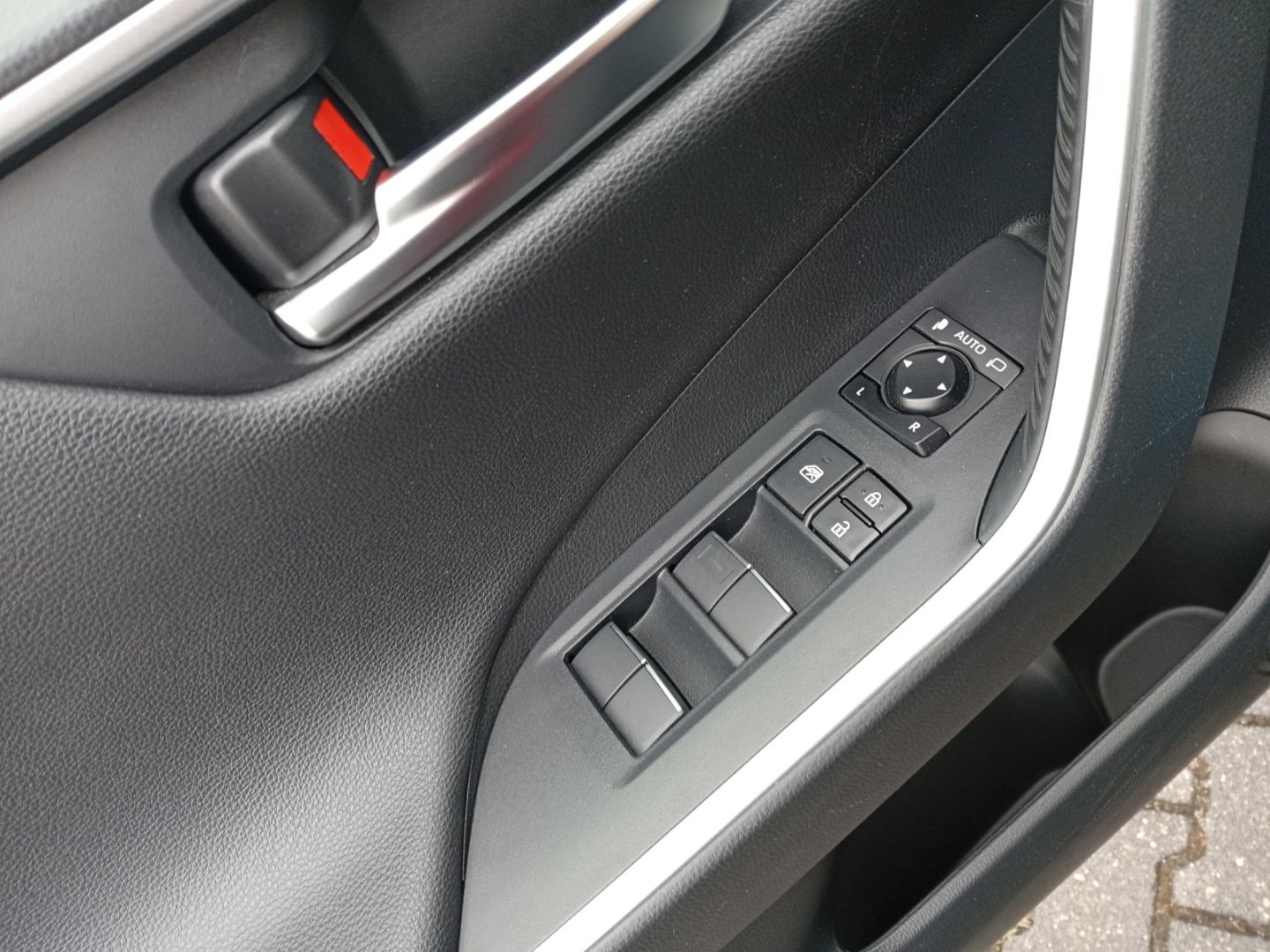 Toyota RAV 4 HYBRID Black Edition - Samsaru's Car Outlet