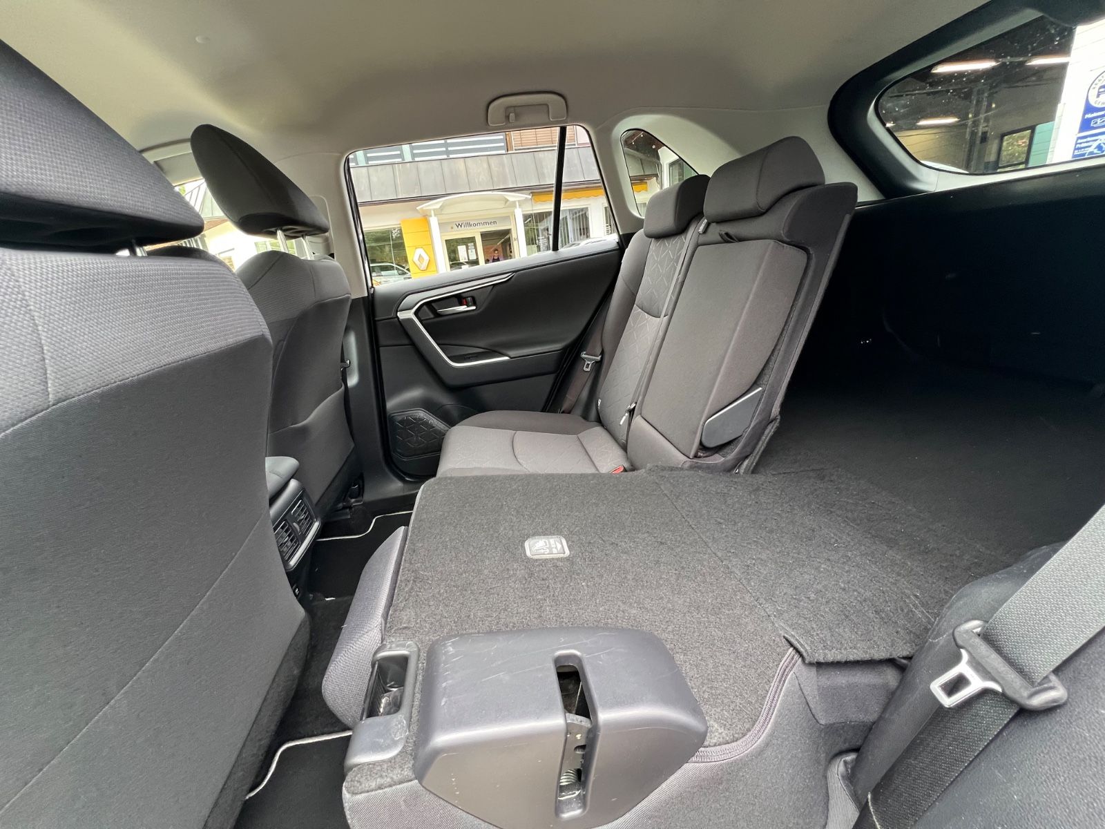 Toyota RAV 4 Hybrid 4WD - Samsaru's Car Outlet