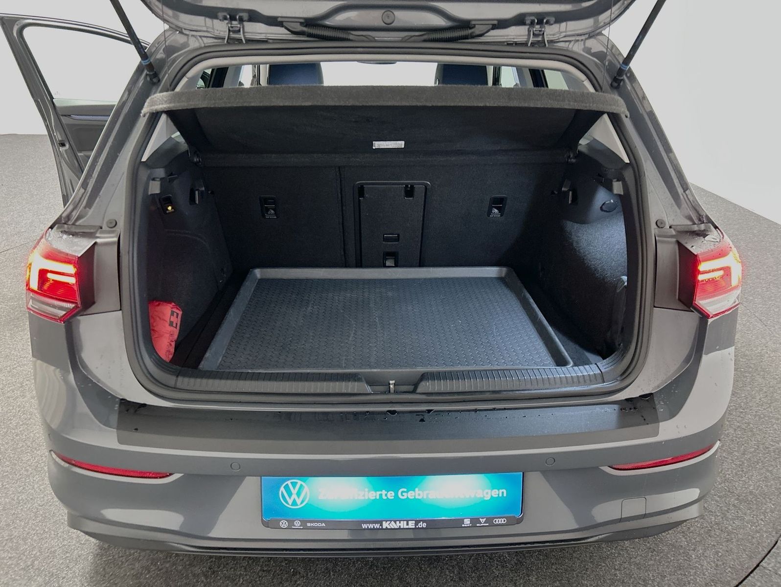 Volkswagen Golf VIII 1.0 eTSI DSG United - Samsaru's Car Outlet