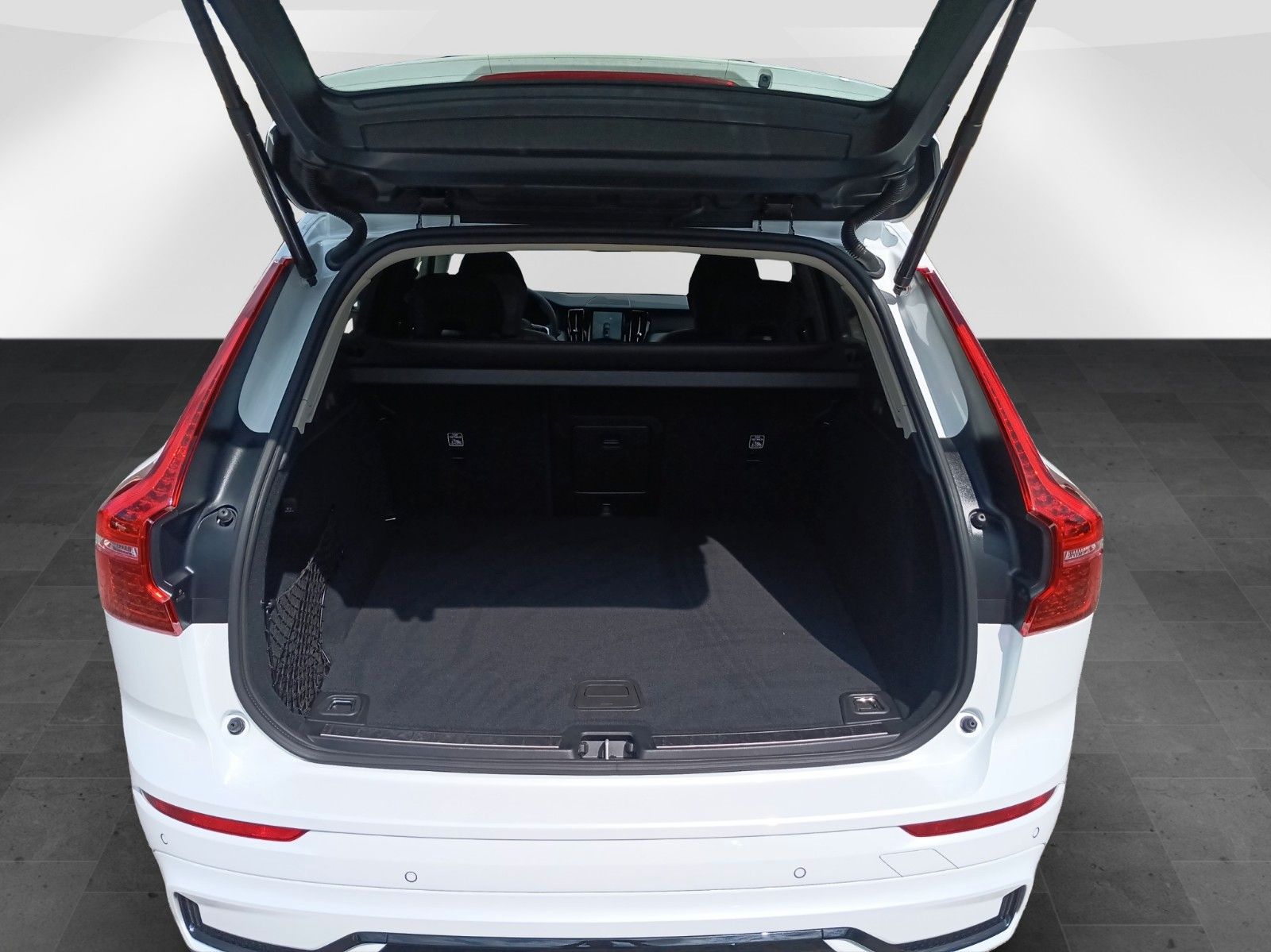 Volvo XC60 B5 AWD Plus Dark - Samsaru's Car Outlet
