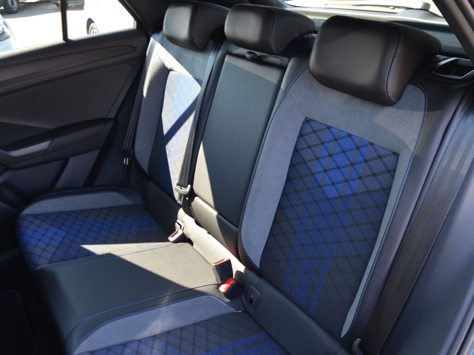 Volkswagen T-Roc R 2.0 TSI 4MOTION - Samsaru's Car Outlet