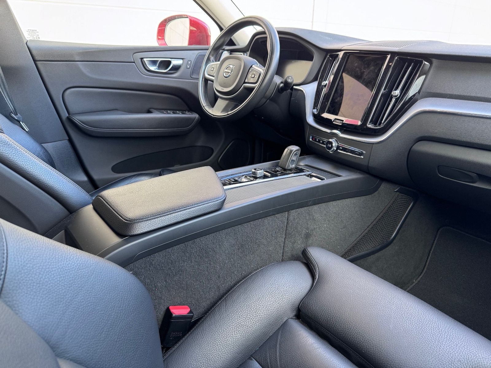 Volvo XC60 B4 Momentum Pro AWD - Samsaru's Car Outlet