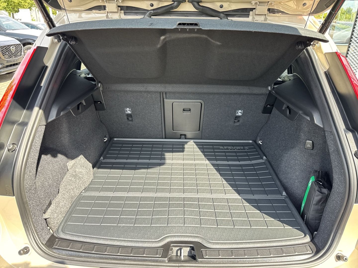 Volvo XC40 Core B3 - Samsaru's Car Outlet
