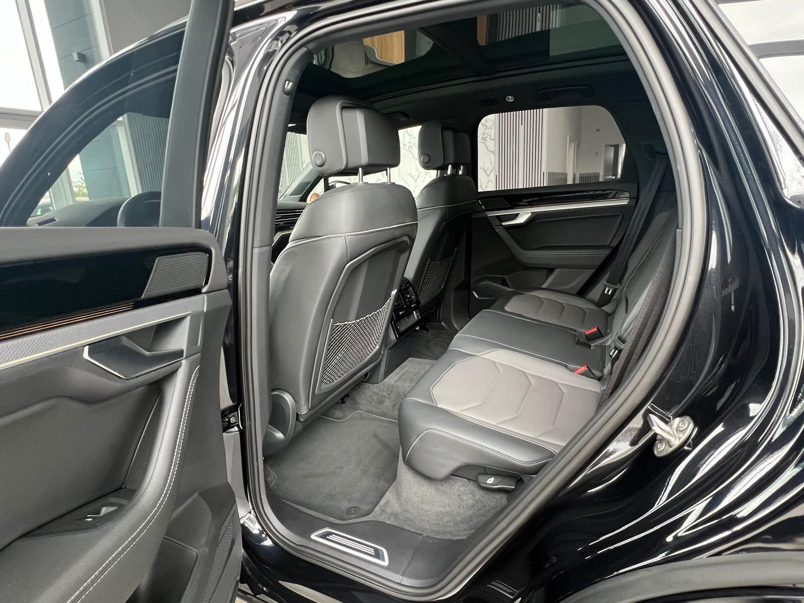 Volkswagen Touareg 3.0 TDI R-Line 4M - Samsaru's Car Outlet