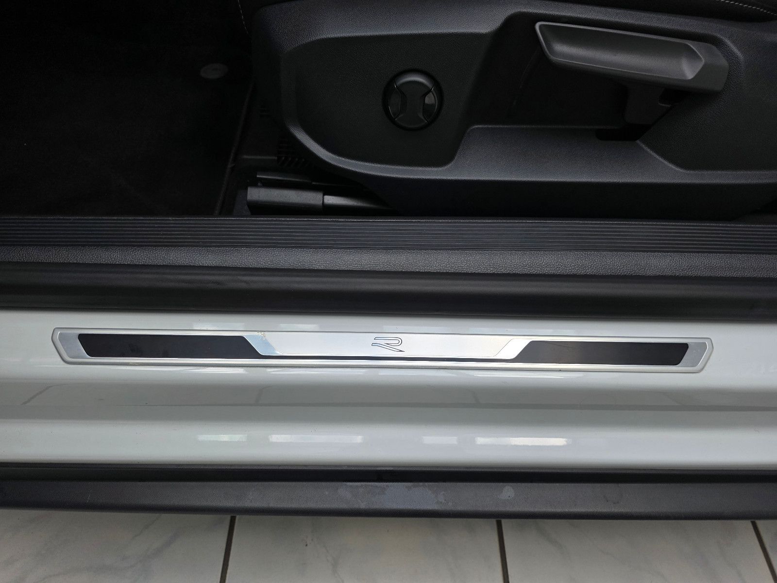 Volkswagen T-Roc R-Line Black - Samsaru's Car Outlet