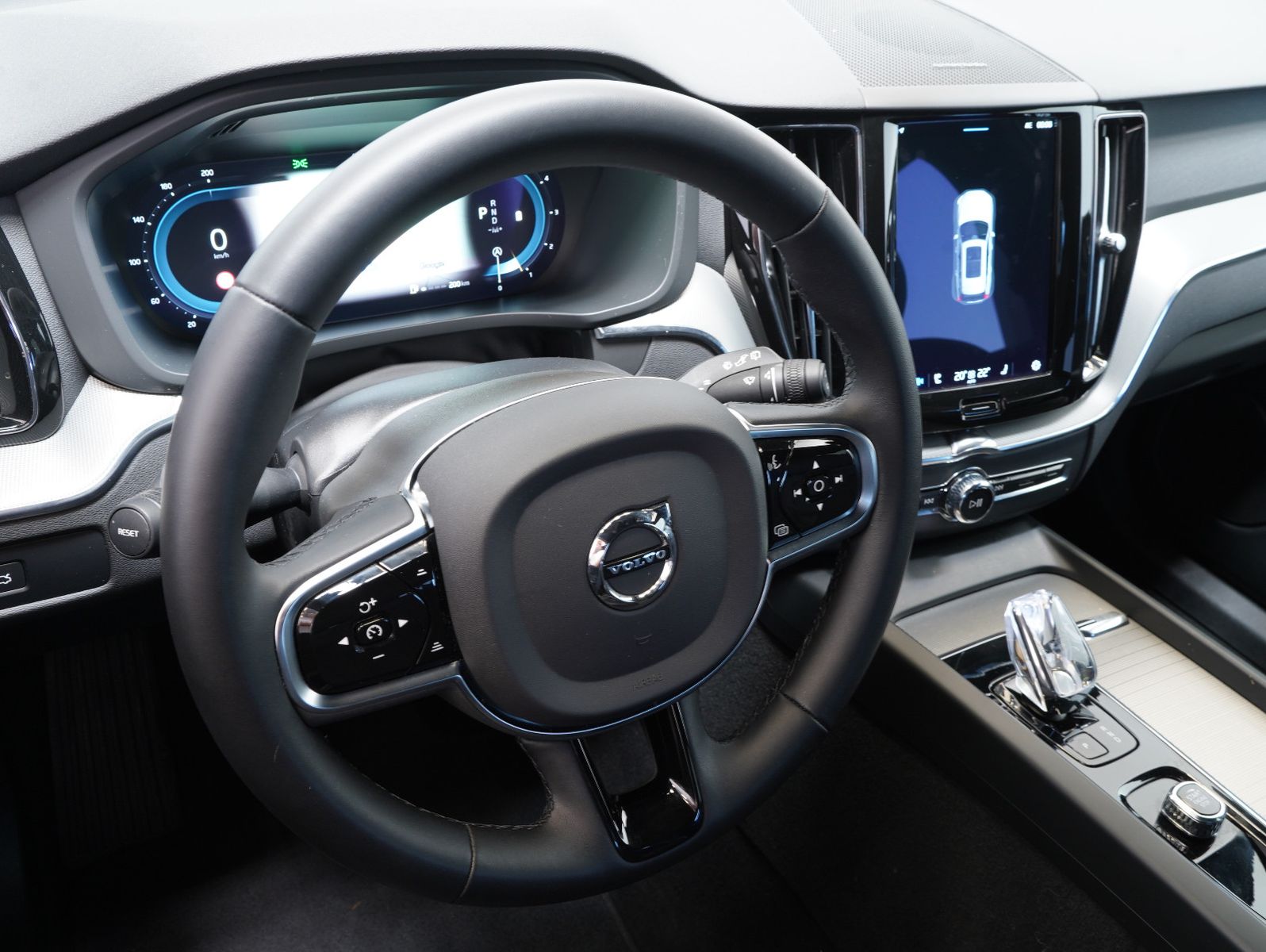 Volvo XC60 B4 D AWD Plus Dark - Samsaru's Car Outlet