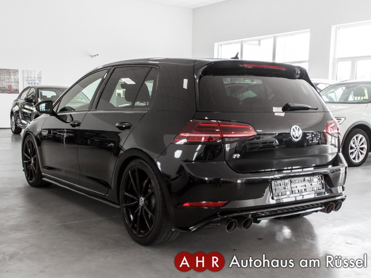 Volkswagen Golf VII Lim. R 4Motion - Samsaru's Car Outlet