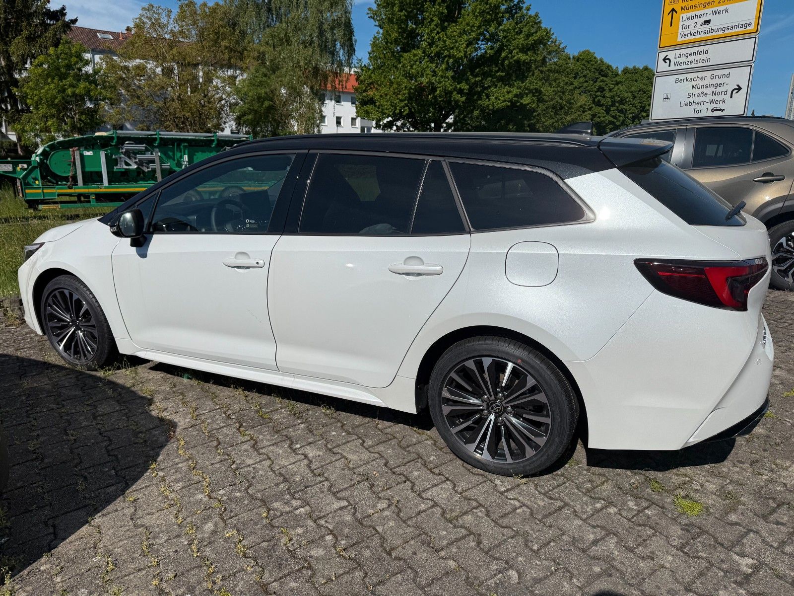 Toyota Corolla 1.8 TS Hybrid Black and White